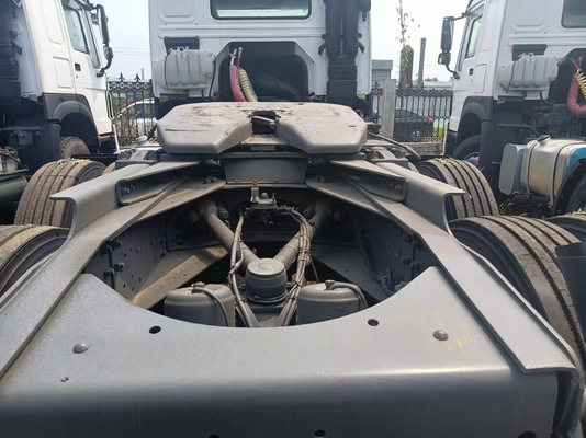 10 Wheeler sử dụng xe tải kéo HOWO Truck Head 376-420HP với thiết kế lốp không ống