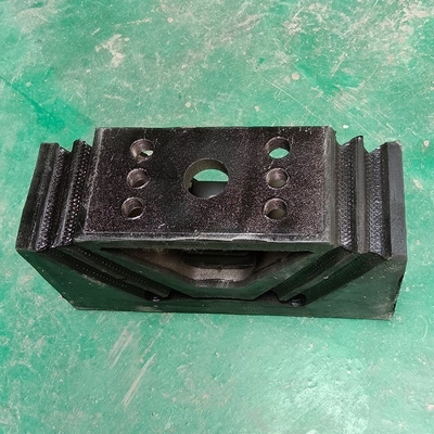Các bộ phận hệ thống lái xe bánh xe Sinotruk HOWO Động cơ xe tải Bracket cao su gắn Az9725590031